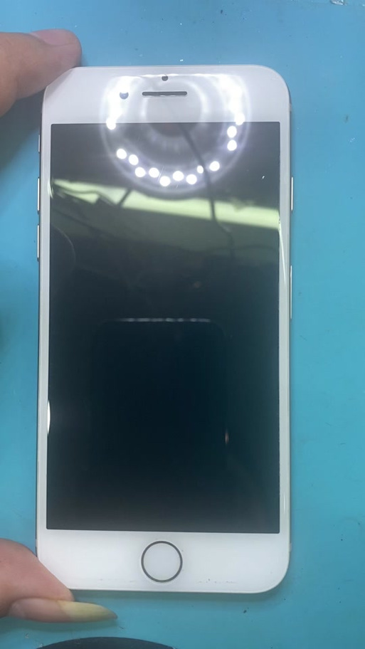 手机进水后屏幕变暗是什么原因