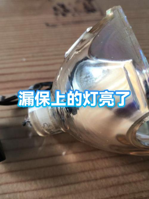 灯关了自己闪会漏电吗