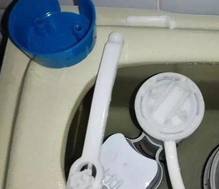 马桶上水阀一直上水