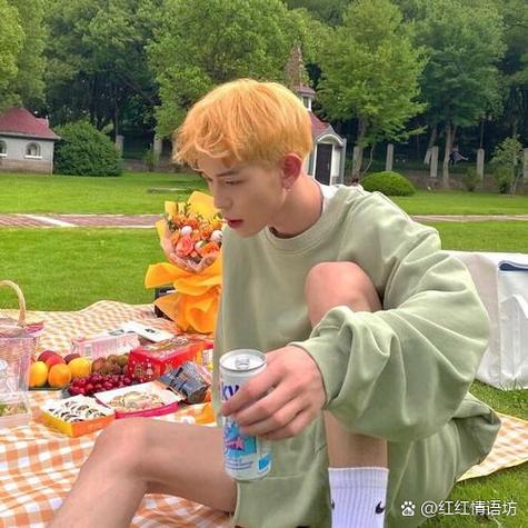 一男突然间频繁换头像缩略图