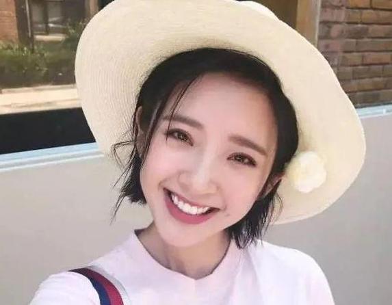 一个女人总是笑不露齿