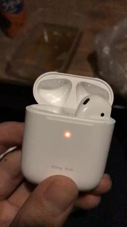 airpods放入耳机黄灯闪烁