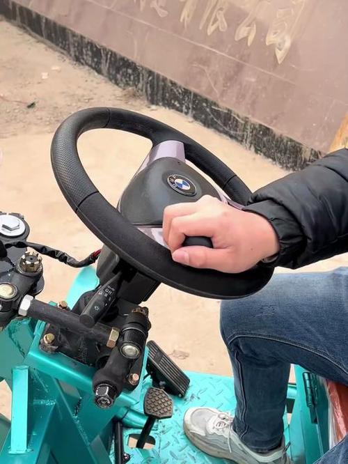 三轮车怎么控制方向