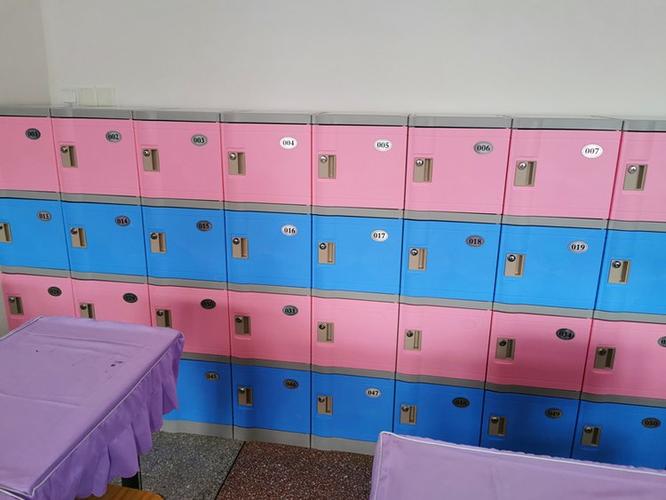 教室后面学生收纳柜