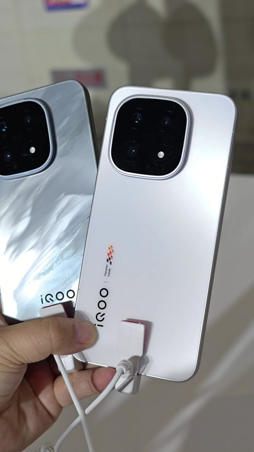 iqoo背面是什么材质