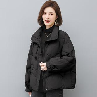 黑色羽绒服给人显老吗