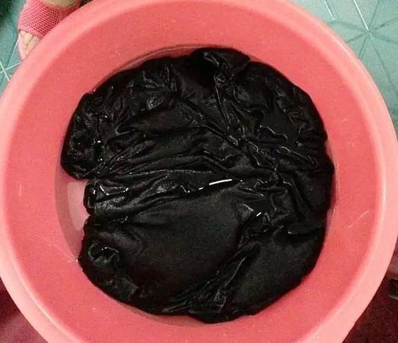 白衣服染了黑色怎么洗掉缩略图
