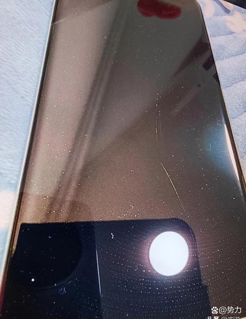 手机屏幕里面出现一道痕迹