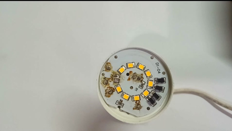 led灯通电后闪一下就灭了游戏截图