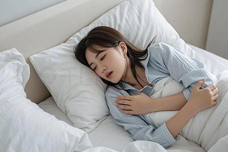 女生急促的呼吸声