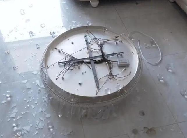 梦见家里的灯掉落什么意思