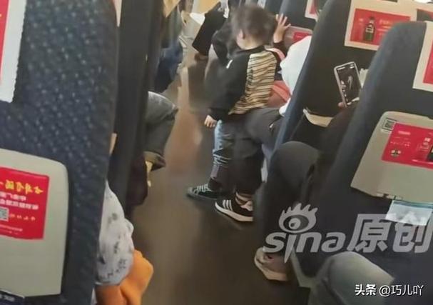 高铁上孩童吵闹大学生怒吼截图