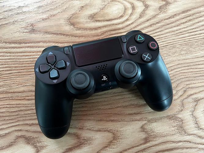 ps4有线手柄冒绿光怎么回事