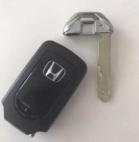 艾力绅的钥匙孔在哪里
