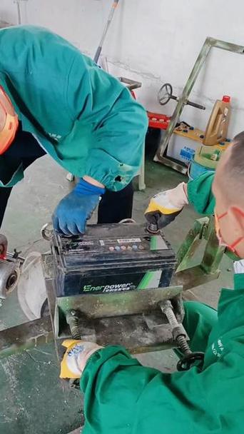免维护电瓶怎么打开盖视频