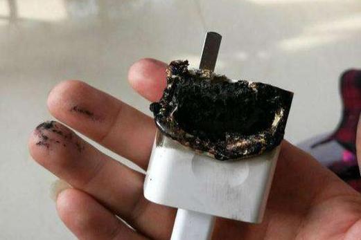 充电头上有黑色痕迹