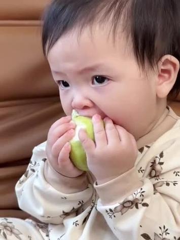 奶凶奶凶的萌娃
