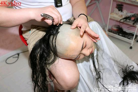 美女剃光头了