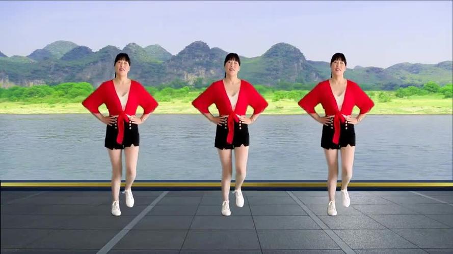 小妹妹坐船头广场舞