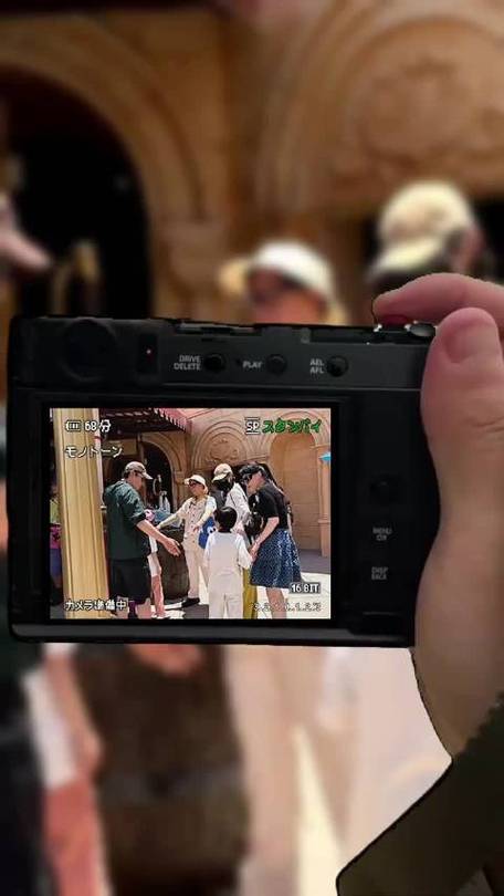 新加坡偶遇唐嫣罗晋一家三口