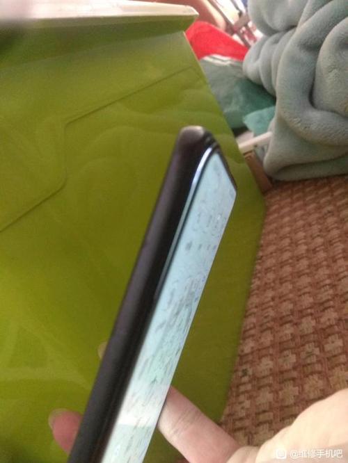 手机屏幕脱胶了粘一下多少钱
