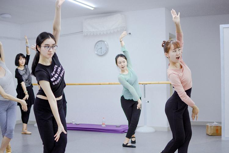 附近学跳舞的培训班成人缩略图