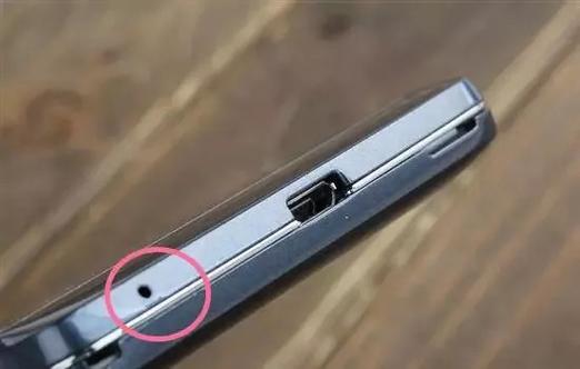 vivo手机充电口旁边有个洞
