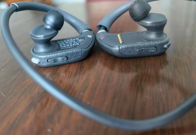 sony蓝牙耳机充电亮什么灯