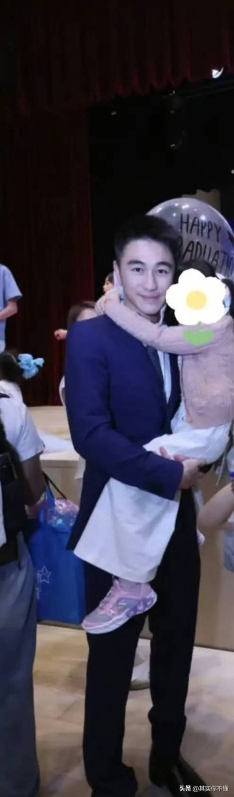何猷君现身儿子毕业典礼