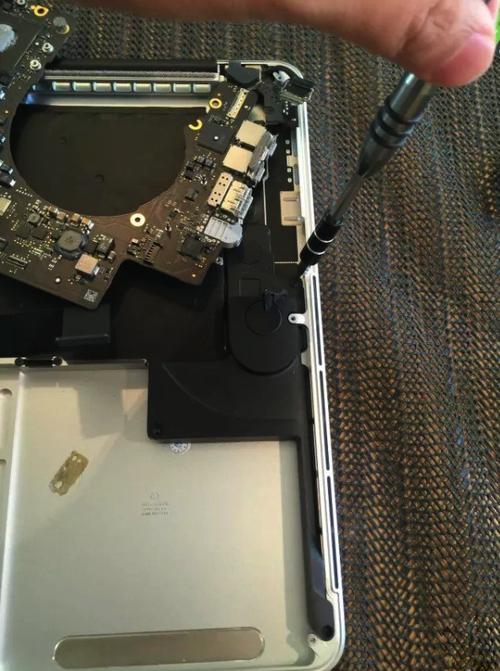 macbook进水试纸位置