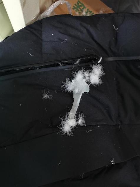 羽绒服被划了一道口子