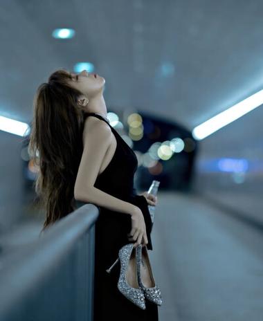 夜晚女人伤感图片