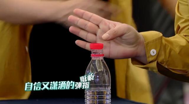 单眼转三圈弹瓶盖原理