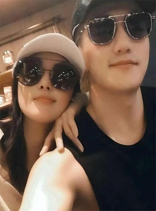 张馨予何捷抱女儿