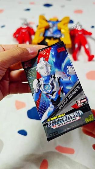 拆盗版奥特曼卡包