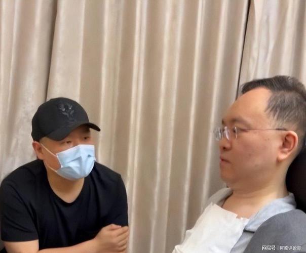 岳云鹏探望蔡磊相约同看演出