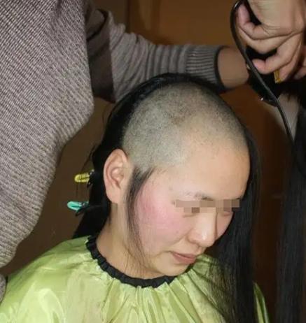 被强行剃了头发又剃了光头