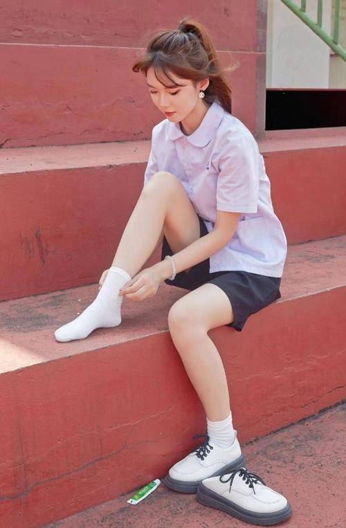 为什么男生喜欢看女生穿白色袜子