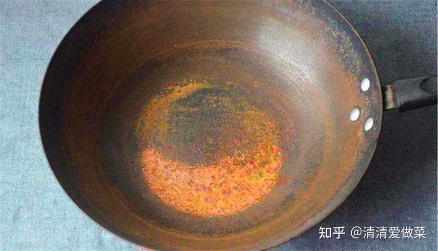 铁锅表面黑色掉色露出银白色