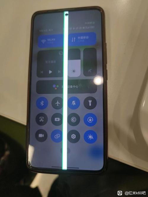 手机屏幕上有一条白线游戏截图