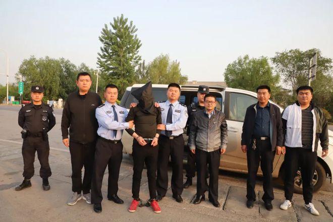 濮阳一男子持刀