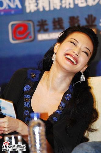 哈哈大笑的那个女的叫什么