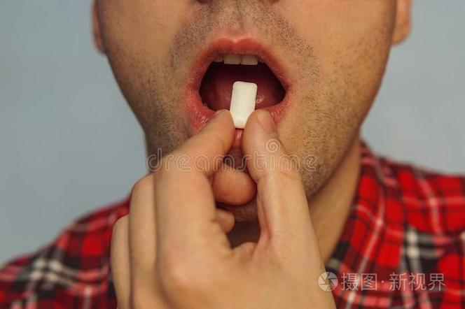 男人嚼口香糖说明什么