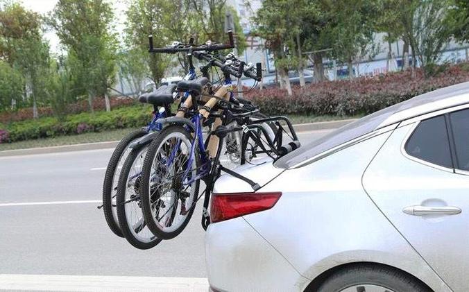 如何把自行车放入轿车