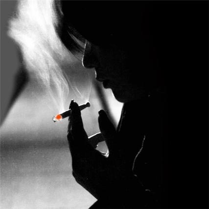 男生抽烟图片 伤感
