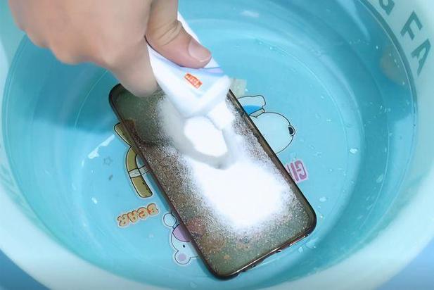 苹果手机掉油里了还能用多久
