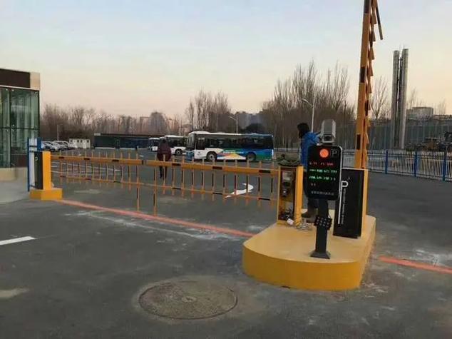 停车杆自动抬杆多少钱缩略图