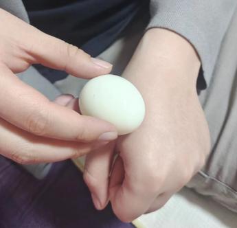 迷信鸡蛋煮熟滚身体后怎么处理