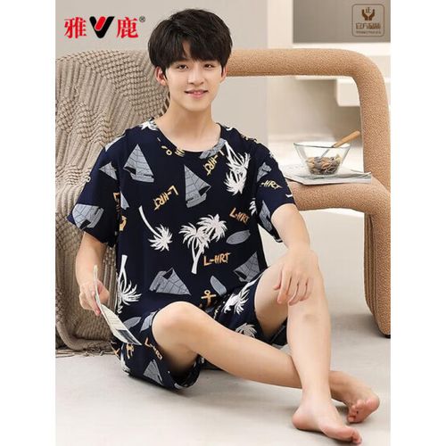 大学男生宿舍穿什么睡觉