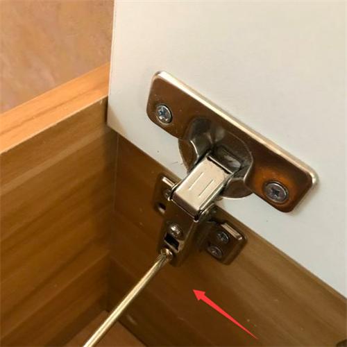 柜门关上又弹开怎么调整